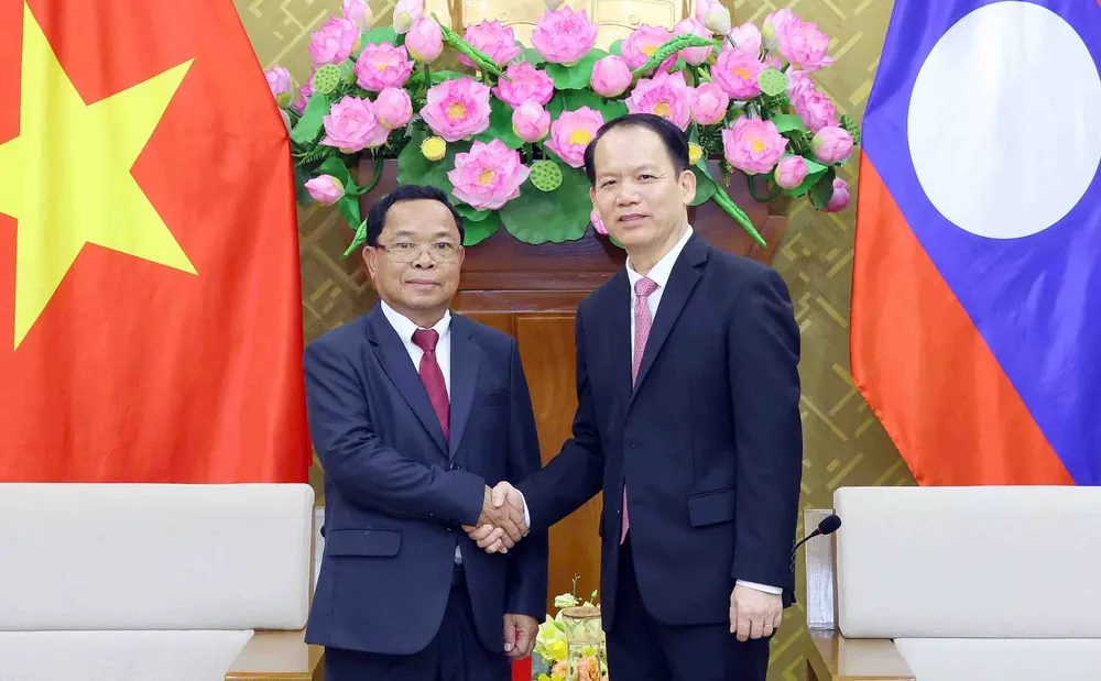 Bộ trưởng Bộ Tư pháp Hoàng Thanh Tùng đón tiếp đồng chí Khamphan Phommathat, tại trụ sở Bộ Tư pháp, sáng 16-6. Ảnh: CẨM HÀ 