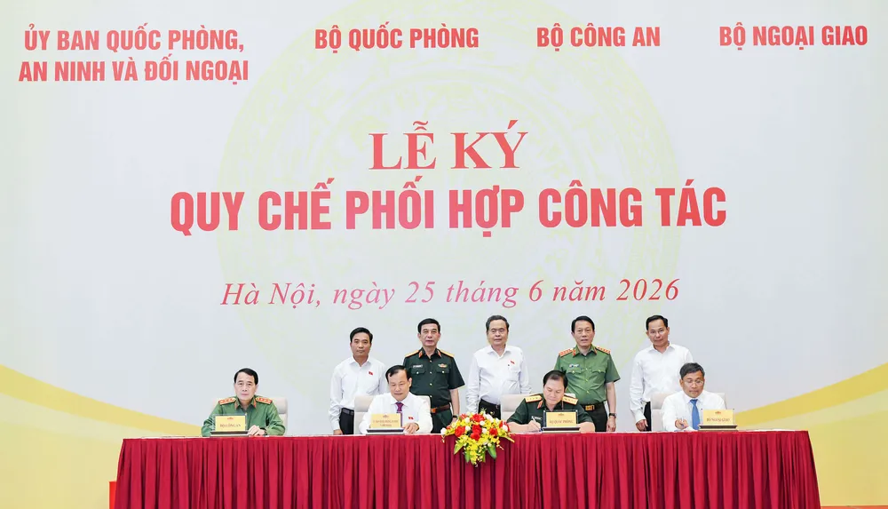 Chủ tịch Quốc hội Trần Thanh Mẫn và các đại biểu cùng chứng kiến việc ký kết. Ảnh: CẨM HÀ 