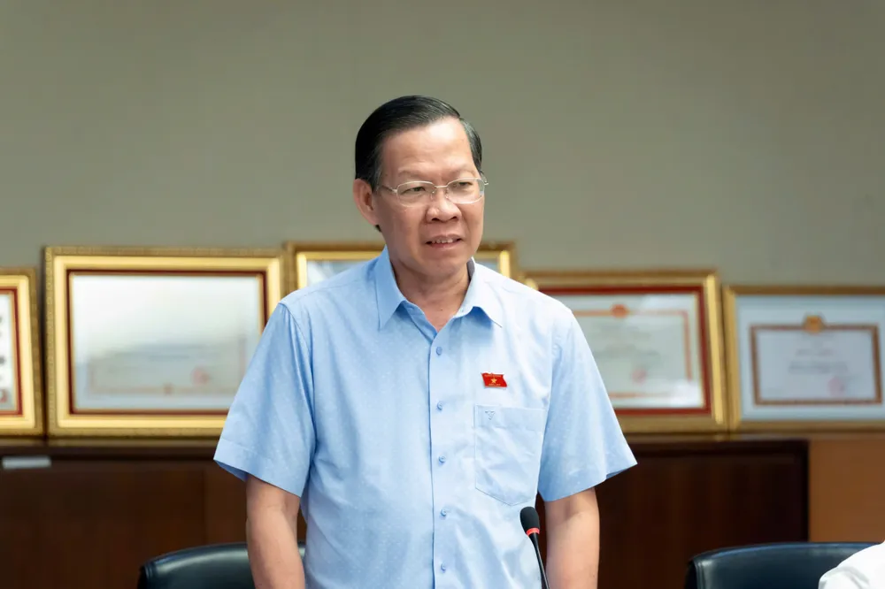 Chủ nhiệm Ủy ban Kinh tế và Tài chính Phan Văn Mãi chủ trì phiên họp. Ảnh: CẨM HÀ 