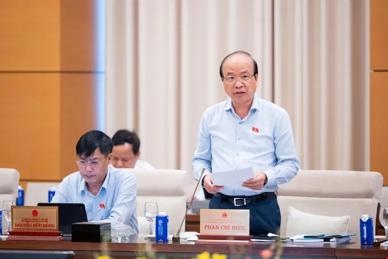 Chủ nhiệm Ủy ban Pháp luật và Tư pháp Phan Chí Hiếu báo cáo tóm tắt về định hướng chính sách sửa đổi luật. Ảnh: CẨM HÀ 