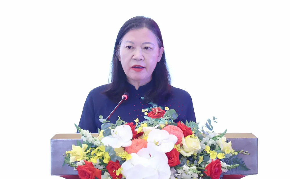 Chủ nhiệm Ủy ban Dân nguyện và Giám sát Lê Thị Nga trình bày Báo cáo đề dẫn tại diễn đàn của Quốc hội về hoạt động giám sát năm 2026. Ảnh: QUANG PHÚC 
