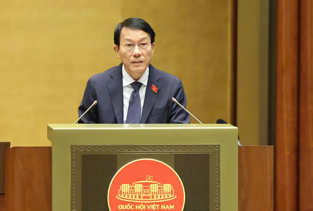 Bộ trưởng Bộ Công an Lương Tam Quang trình bày tờ trình tóm tắt về dự thảo nghị quyết. Ảnh: QUANG PHÚC