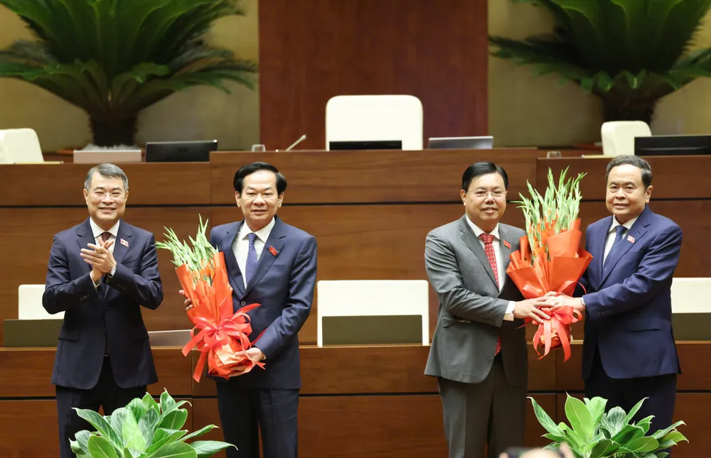 3 - tặng hoa.jpg