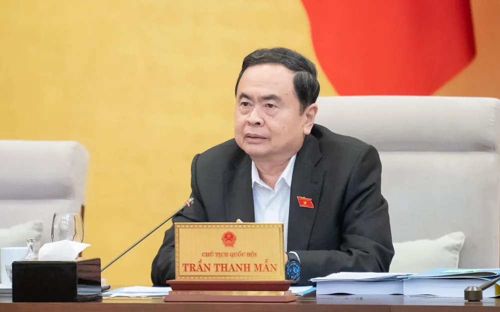 Chủ tịch Quốc hội Trần Thanh Mẫn ký ban hành 2 nghị quyết của Ủy ban Thường vụ Quốc hội. Ảnh: VIẾT CHUNG 