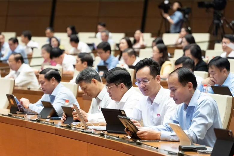 13 ĐB dự họp.jpg