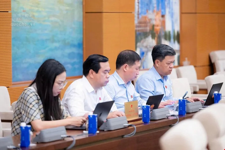 DỰ.jpg