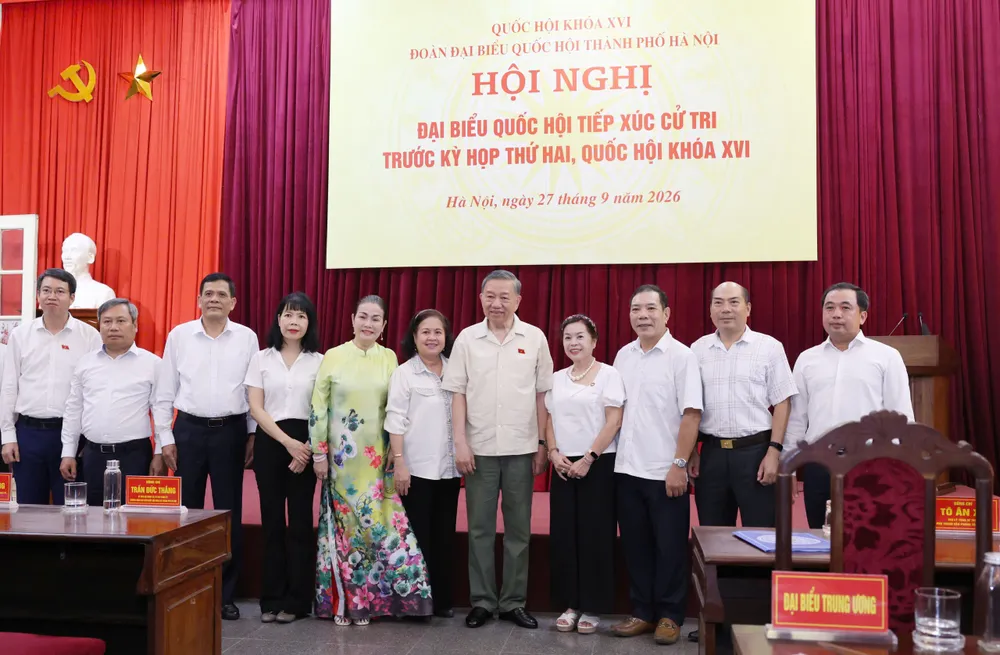 Tổng Bí thư, Chủ tịch nước Tô Lâm chụp ảnh lưu niệm với cử tri Hà Nội chiều 27-9. Ảnh: QUANG PHÚC
