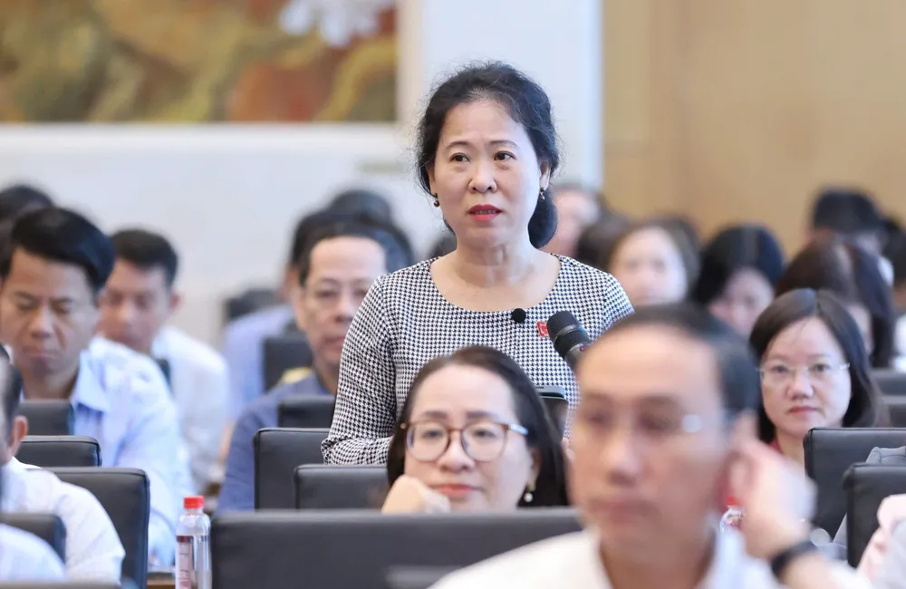 tô ái vang.jpg