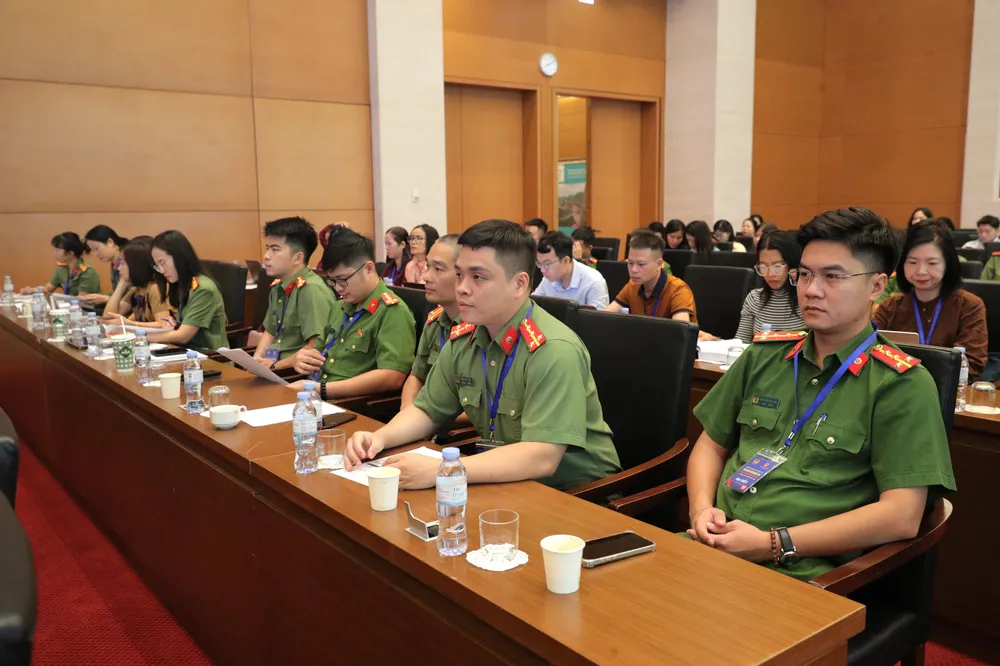 Các đại biểu dự hội thảo 2.jpg