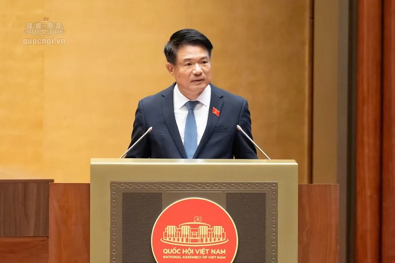 Viện trưởng Viện Kiểm sát nhân dân tối cao Nguyễn Huy Tiến trình bày Tờ trình về dự thảo Nghị quyết thí điểm cơ chế thu hồi, xử lý tài sản liên quan đến tội phạm không qua kết tội. Ảnh: Quochoi.vn