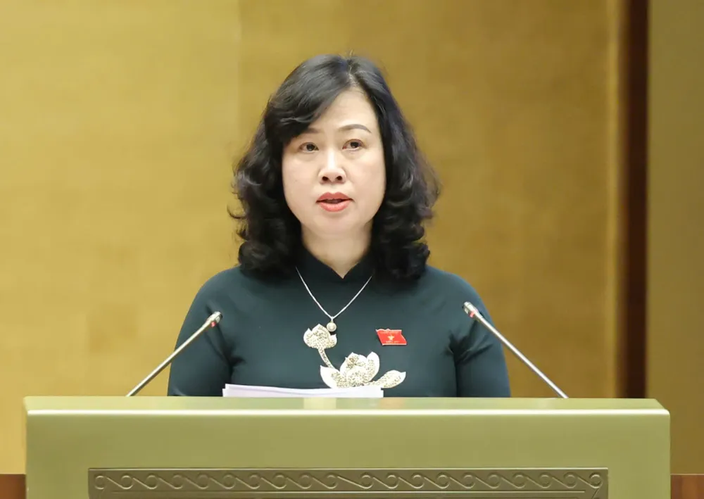 Bộ trưởng Bộ Y tế Đào Hồng Lan trình bày Dự án Luật An toàn thực phẩm (sửa đổi). Ảnh: QUANG PHÚC