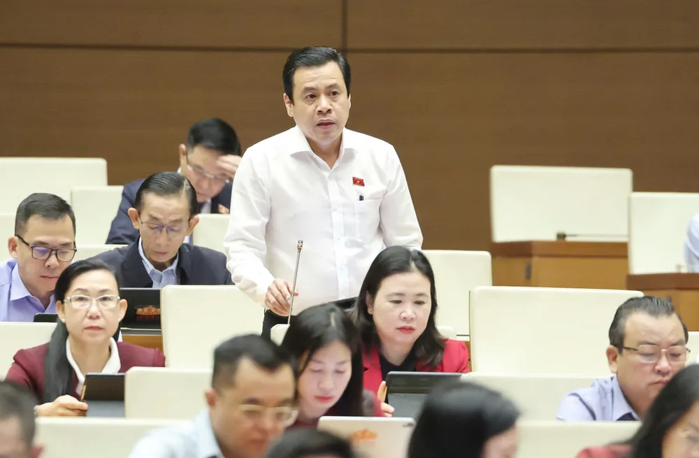 ĐB Trần Anh Tuấn (TPHCM) phát biểu về dự án Luật sửa đổi, bổ sung một số điều của Luật Chứng khoán. Ảnh: QUANG PHÚC