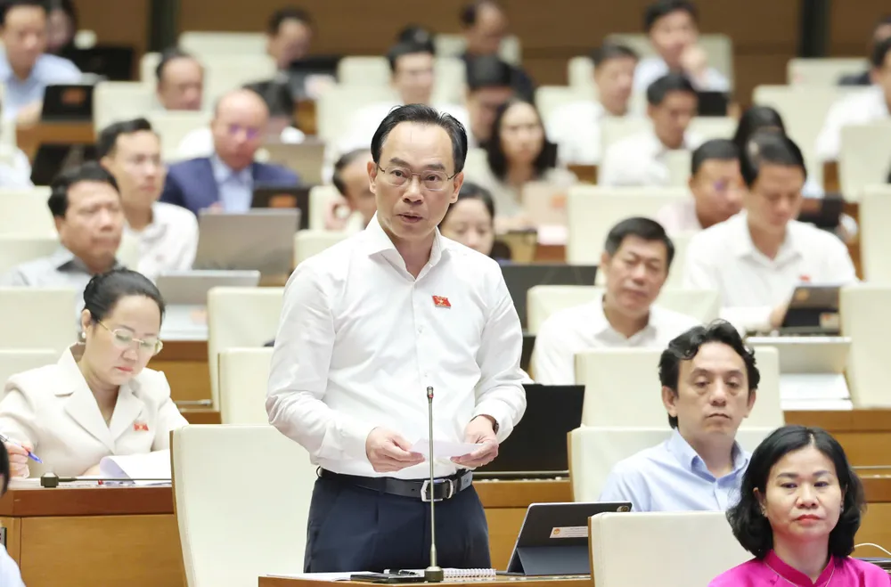 Bộ trưởng Bộ GD-ĐT Hoàng Minh Sơn phát biểu tại nghị trường, sáng 31-10. Ảnh: QUANG PHÚC