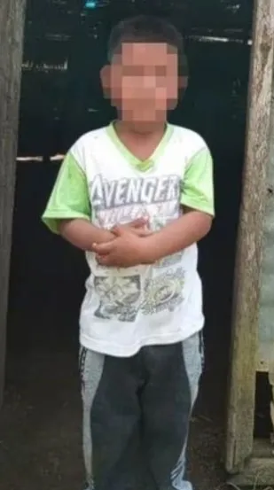 Một trong những em nhỏ sống sót sau tai nạn máy bay. Ảnh: DAILY MAIL