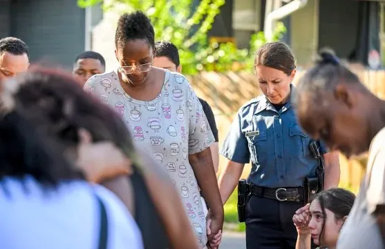 Người dân cầu nguyện cho các nạn nhân trong vụ xả súng