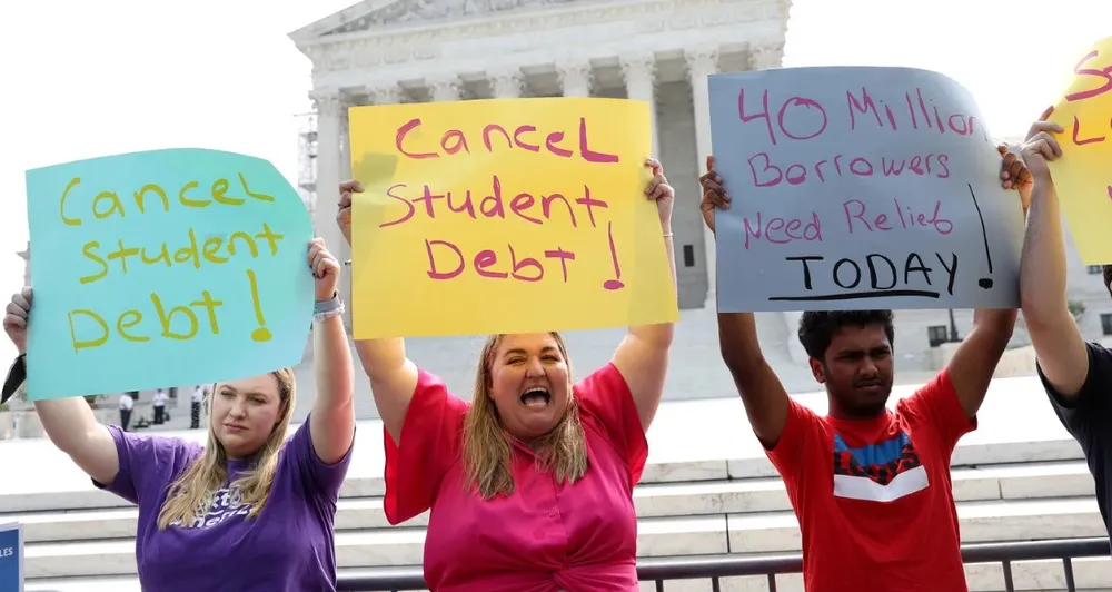 Người biểu tình phản đối quyết định của Tòa án Tối cao Mỹ. Ảnh: Getty Images