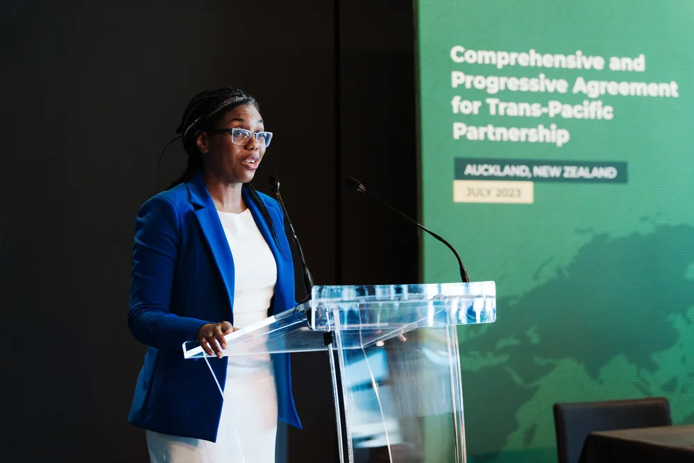 Bộ trưởng Kinh doanh và Thương mại Anh Kemi Badenoch phát biểu tại lễ ký kết Ảnh: Đại sứ quán Anh tại Việt Nam