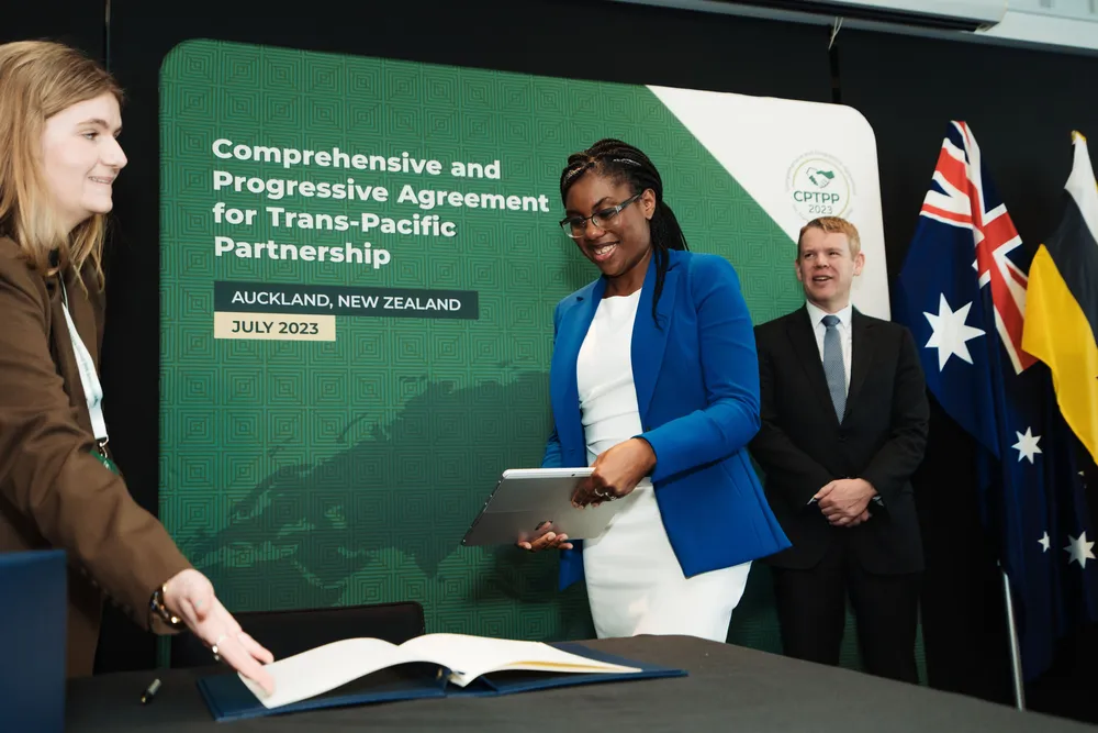 Bộ trưởng Kinh doanh và Thương mại Anh Kemi Badenoch tại lễ ký kết Ảnh: Đại sứ quán Anh tại Việt Nam