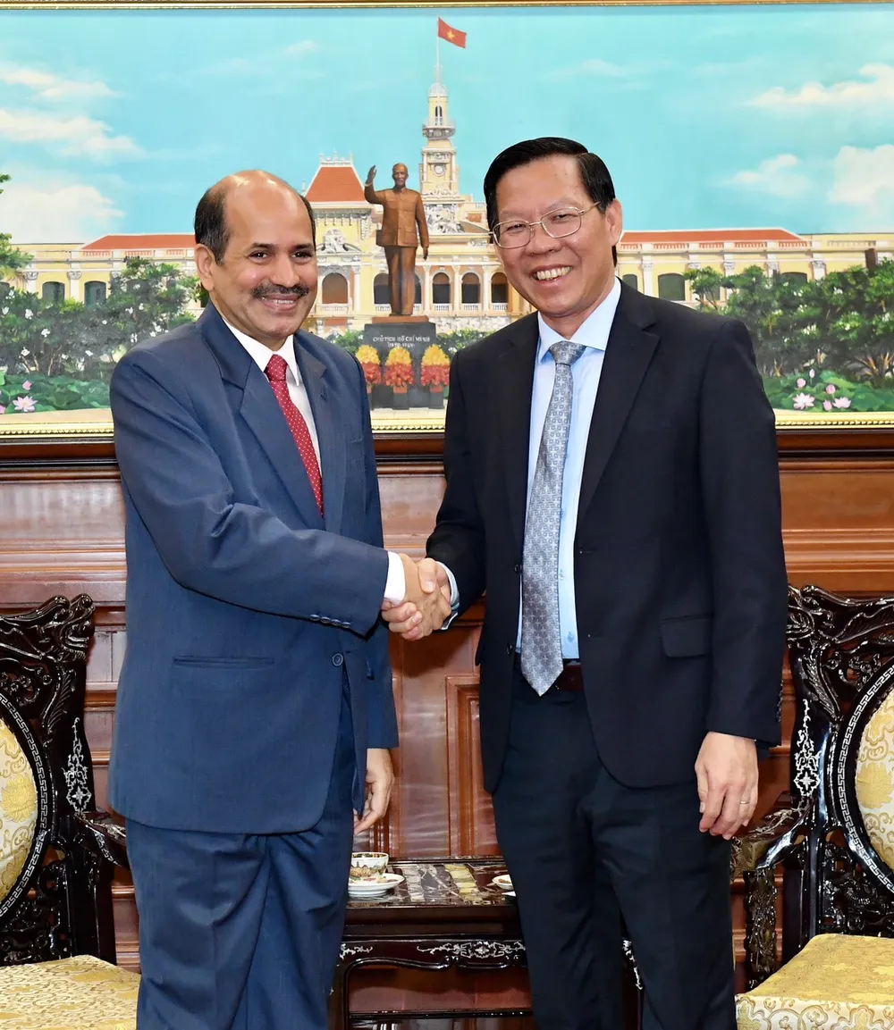 Chủ tịch UBND TPHCM Phan Văn Mãi tiếp Đại sứ Ấn Độ tại Việt Nam Sandeep Arya. Ảnh: VIỆT DŨNG