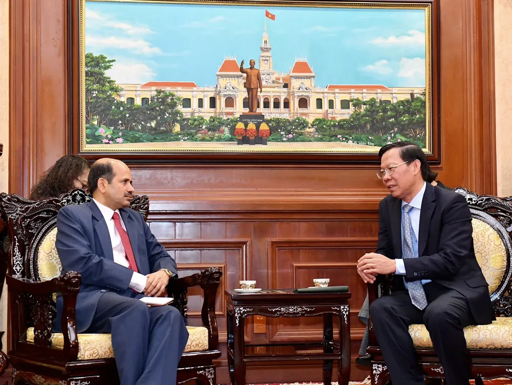 Chủ tịch UBND TPHCM Phan Văn Mãi tiếp Đại sứ Ấn Độ tại Việt Nam Sandeep Arya Ảnh: VIỆT DŨNG