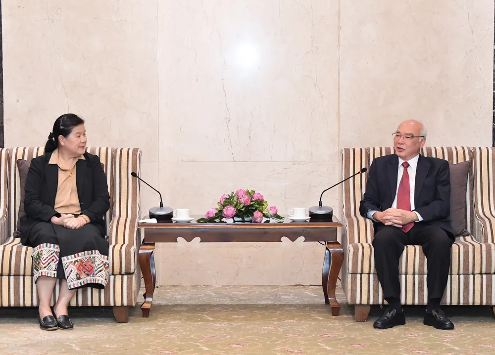 Trưởng Ban Tuyên giáo Thành ủy TPHCM Phan Nguyễn Như Khuê tiếp Phó Trưởng Ban Tuyên huấn Trung ương Đảng Nhân dân Cách mạng Lào Vilavone Phanthavong. Ảnh: VIỆT DŨNG