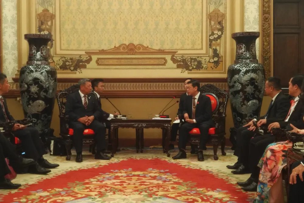 Phó Chủ tịch HĐND TPHCM Nguyễn Văn Dũng (phải) tiếp Chủ tịch Hội Nghị sĩ hữu nghị tỉnh Osaka Wada Kenji. Ảnh: MINH CHÂU