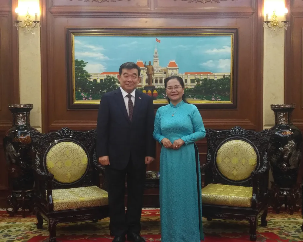 Chủ tịch HĐND TPHCM Nguyễn Thị Lệ và Tổng Lãnh sự Hàn Quốc tại TPHCM Shin Choong Il tại buổi tiếp. Ảnh: MINH CHÂU