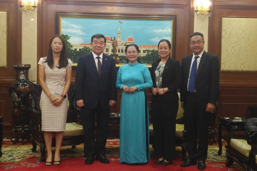 Chủ tịch HĐND TPHCM Nguyễn Thị Lệ và Tổng Lãnh sự Hàn Quốc tại TPHCM Shin Choong Il (thứ hai, trái qua phải) tại buổi tiếp. Ảnh: MINH CHÂU