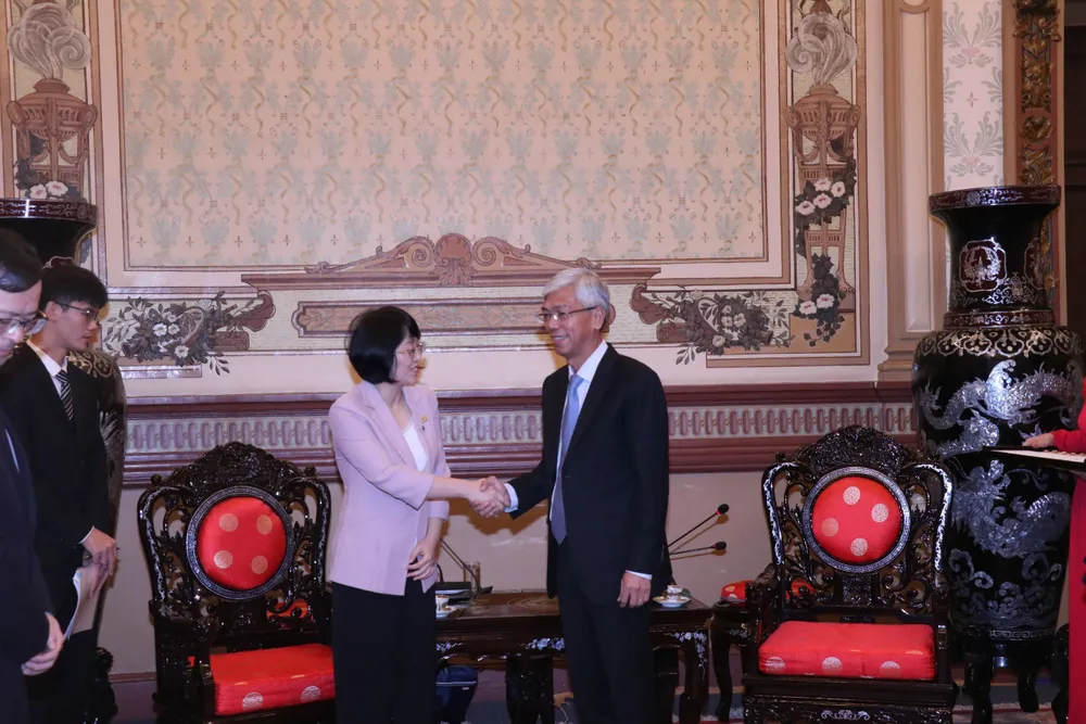 Phó Chủ tịch UBND TPHCM Võ Văn Hoan và Phó Chủ tịch Khu tự trị dân tộc Choang Quảng Tây Huy Quốc Hoa tại buổi tiếp. Ảnh: MINH CHÂU