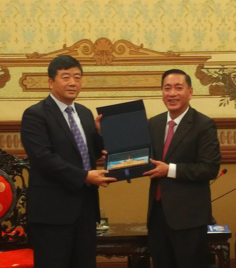 Phó Chủ tịch HĐND TPHCM Phạm Thành Kiên (phải) tặng Phó Chủ nhiệm Ủy ban Thường vụ Nhân đại Quảng Tây Phương Xuân Minh quà lưu niệm. Ảnh: MINH CHÂU