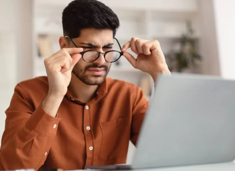 Tình trạng cận thị trở nên trầm trọng hơn nếu ngồi hơn 6 giờ/ngày trước màn hình máy tính. Ảnh: INSIGHT