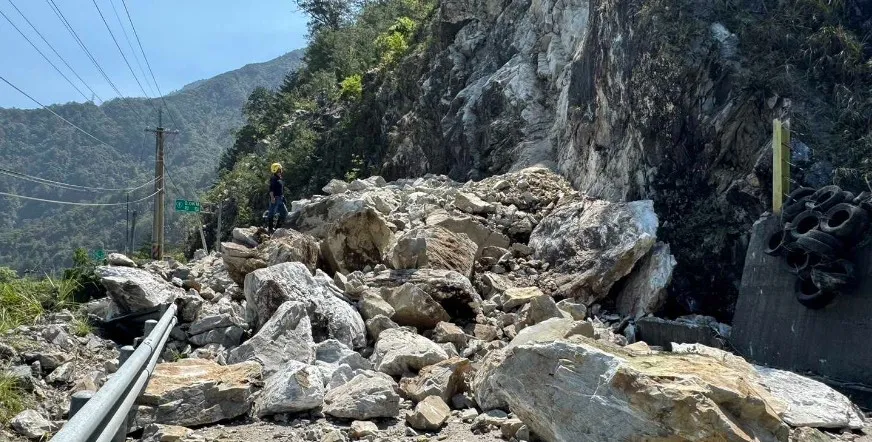 Đá sạt lở chặn đường nối TP Đài Trung và huyện Hoa Liên, lãnh thổ Đài Loan (Trung Quốc). Ảnh: CNA