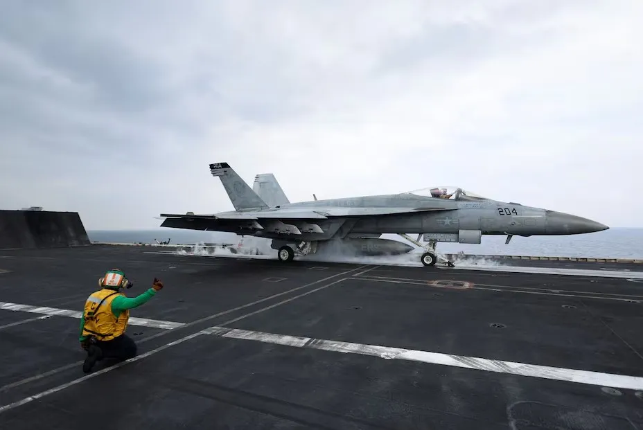 Một máy bay chiến đấu F/A-18E Super Hornet của Mỹ cất cánh từ tàu sân bay USS Dwight D. Eisenhower ở phía Nam Biển Đỏ, Trung Đông. Ảnh: REUTER