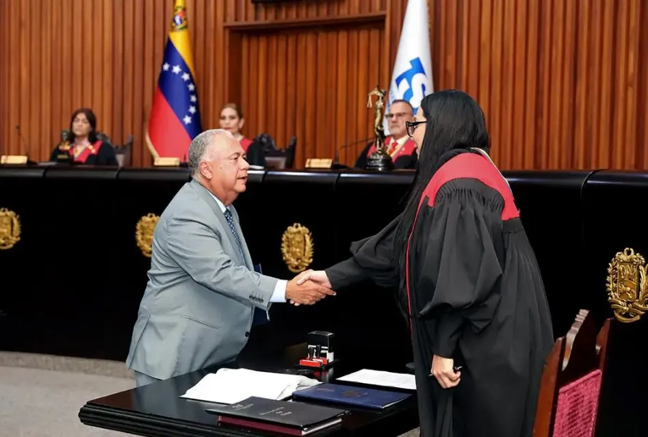 Người đứng đầu CNE Elvis Amoroso (trái) chuyển các tài liệu về bầu cử theo yêu cầu của TSJ. Ảnh: CNE