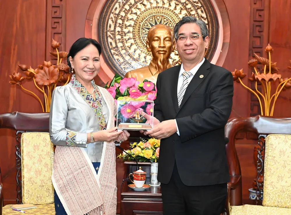 Củng cố quan hệ hữu nghị vĩ đại, đoàn kết đặc biệt Việt Nam – Lào