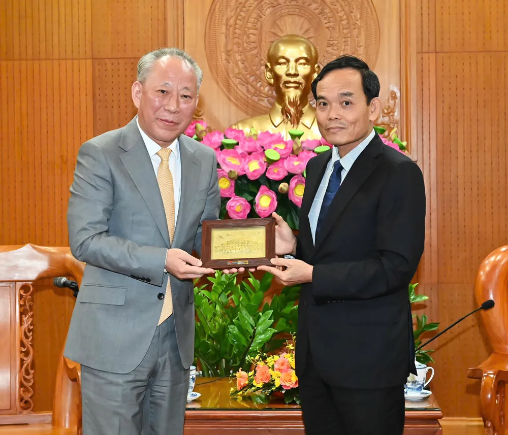 Bí thư Thành ủy TPHCM Trần Lưu Quang tặng quà lưu niệm Chủ tịch Tập đoàn Xây dựng Thái Bình Dương Yan Jiehe. Ảnh: VIỆT DŨNG