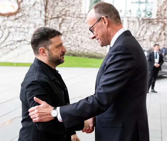 Tổng thống Ukraine Volodymyr Zelensky (trái) và Thủ tướng Đức Friedrich Merz tại Berlin, Đức. Ảnh: ACTION PRESS/SHUTTERSTOCK