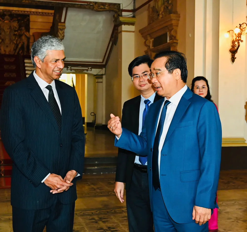 Chủ tịch UBND TPHCM Nguyễn Văn Được trao đổi với Thứ trưởng Bộ Ngoại giao Ấn Độ phụ trách phương Đông Periasamy Kumaran. Ảnh: VIỆT DŨNG
