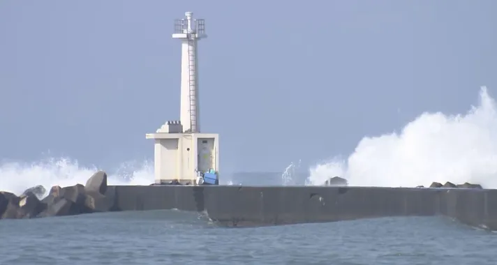 Ngọn hải đăng đứng trên khu vực đê chắn sóng Mikuni. Ảnh: FBC NEWS