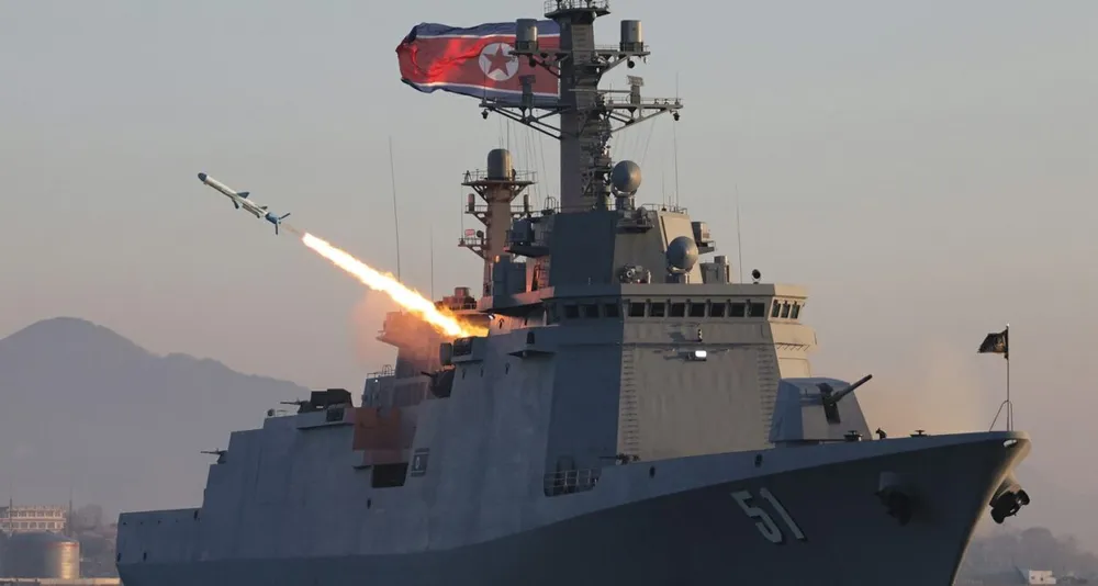 Tên lửa hành trình chống hạm được phóng từ tàu khu trục số 51 Choe Hyon. Ảnh: RODONG SINMUN