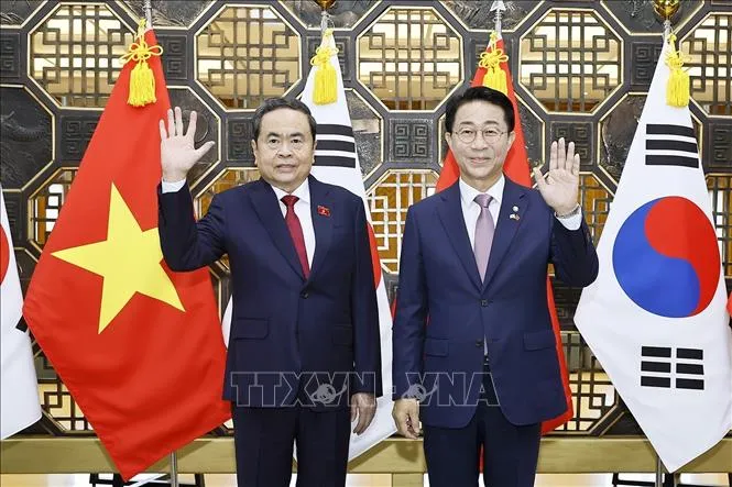 vna_potal_chu_tich_quoc_hoi_han_quoc_cho_jeong_sik_don_hoi_dam_voi_chu_tich_quoc_hoi_tran_thanh_man_stand.jpg