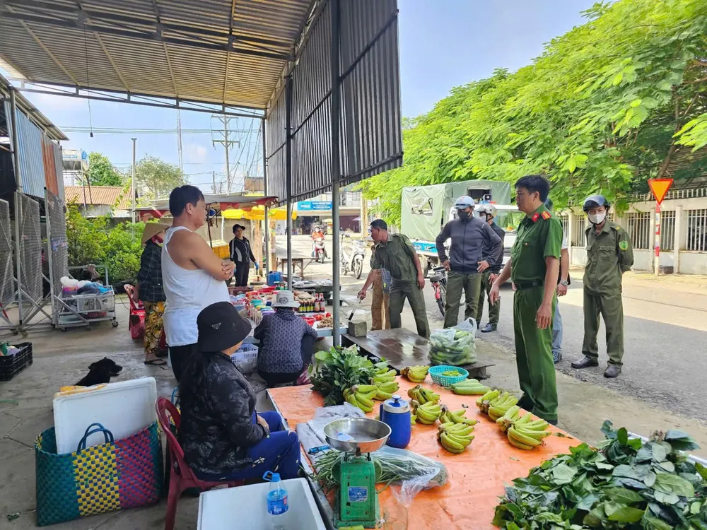 Lực lượng chức năng xã Hồ Tràm (TPHCM) vận động người dân không lấn chiếm vỉa hè