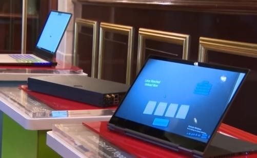 美国电脑、服装等商品将因关税涨价。（图取自中新网）