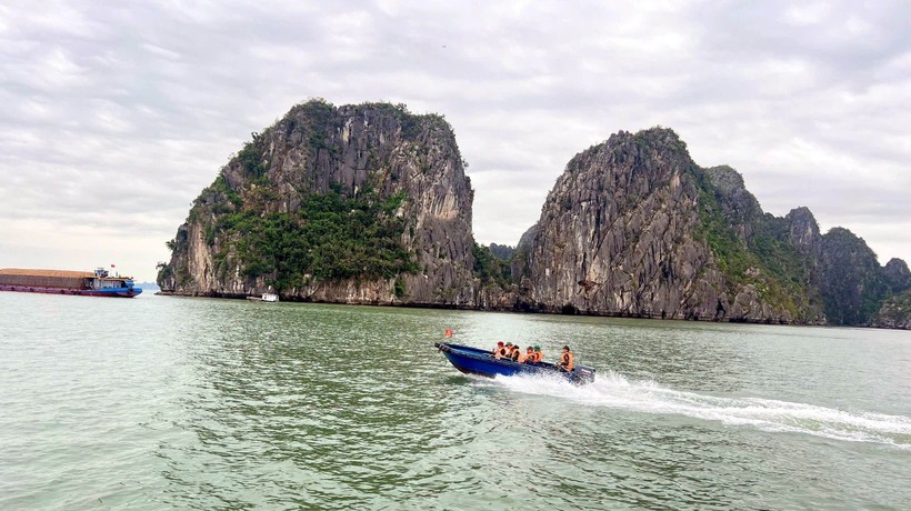 广宁省在下龙湾部署军医船每日全天候巡逻。图自越通社