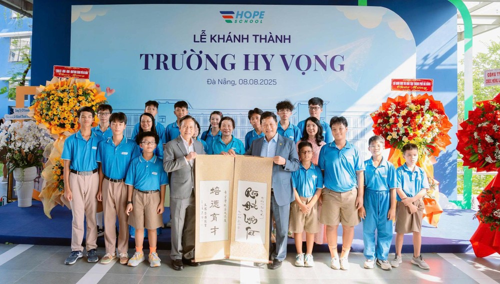 天龙集团董事长古家寿（前排左四）与FPT集团董事长张家平（左六）向希望学校赠送中文和越文的墨宝。