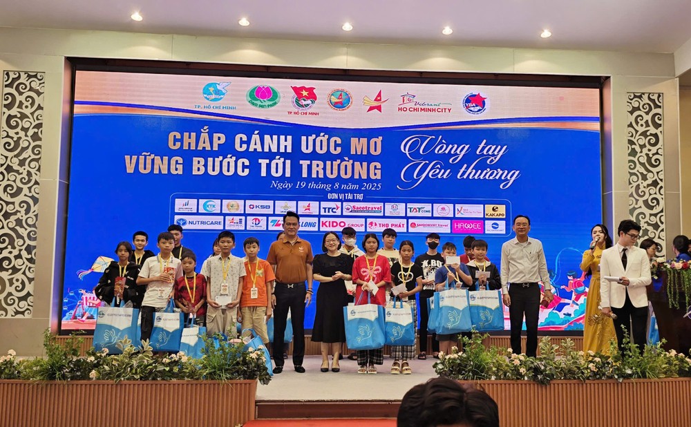 邓鸿英主席向少儿颁赠礼物。