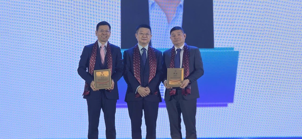 中国驻胡志明市总领事唐立向会长章林和监事长杨文彬授牌。