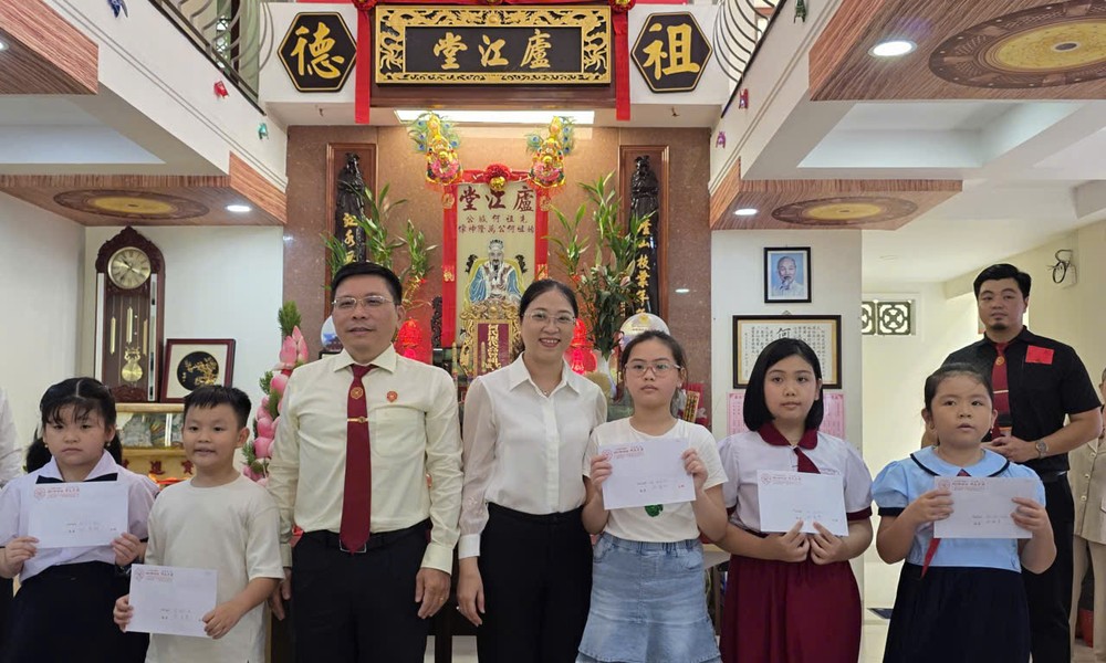 何俊昌理事长和平造坊越南祖国阵线委员会主席黄邓霞萱向宗亲子弟颁发奖学金。