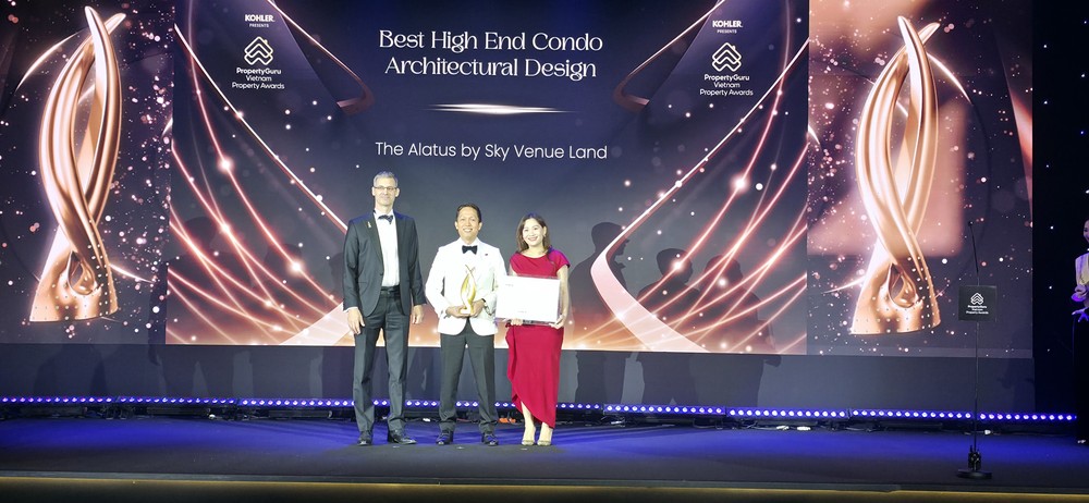 陈文仲先生（中）代表天汇房地产股份公司领奖。