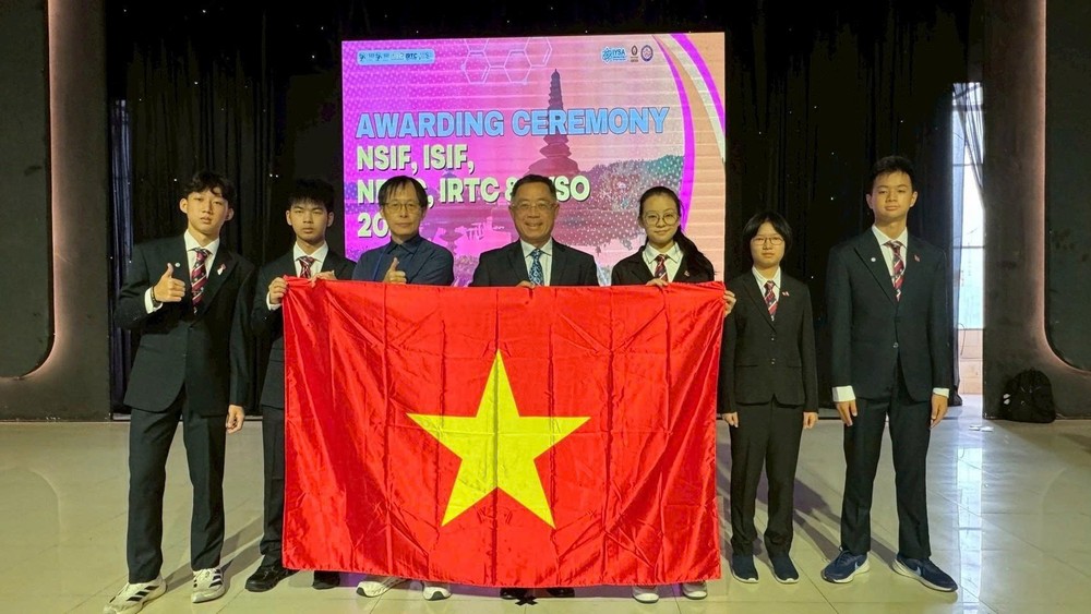 谢明辉董事长(右三)和副校长杨昆霖博士(左二)与获奖学生合照。